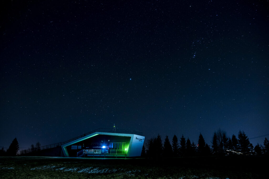 Stacja na Magurce Wilkowickiej nocą