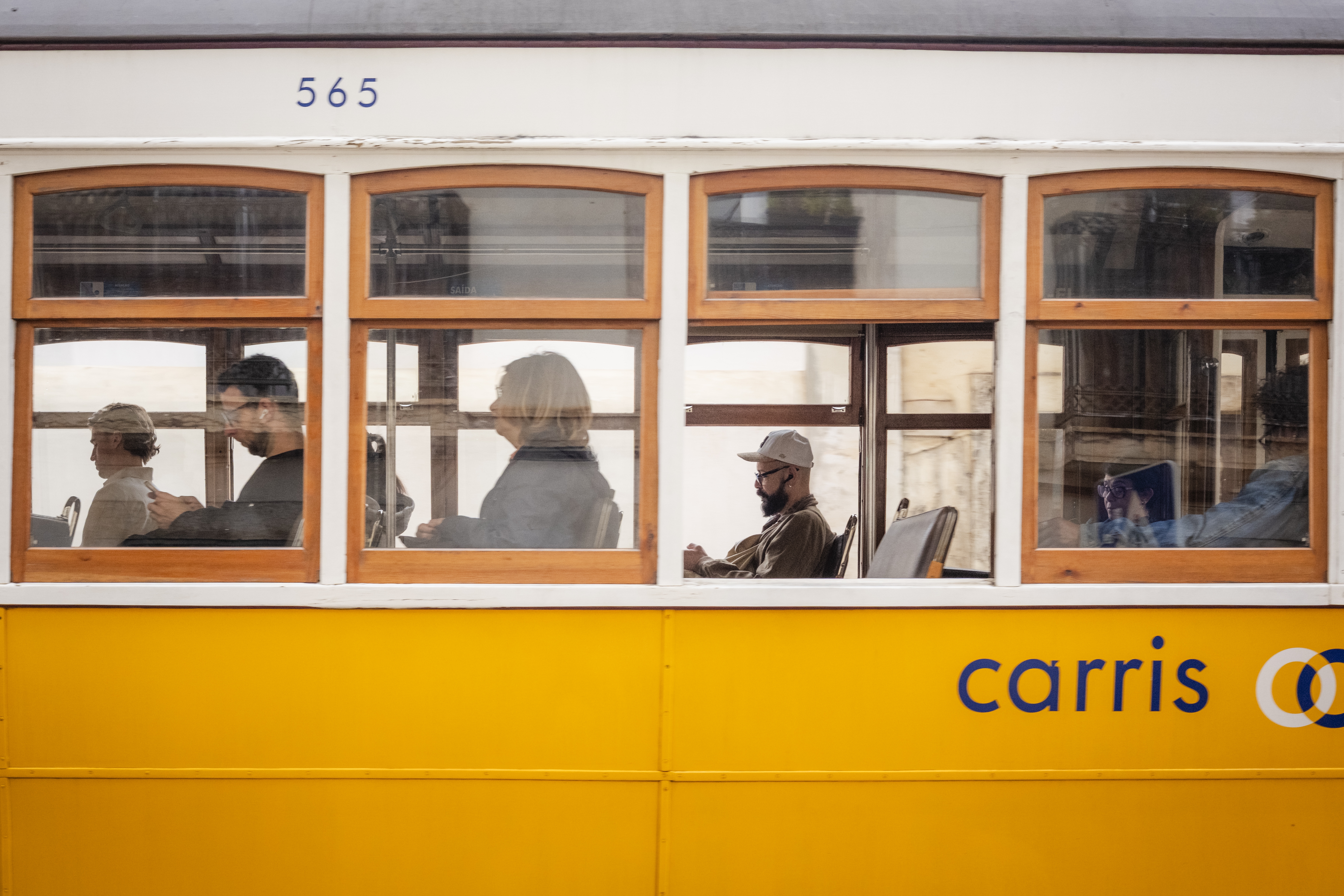 Osoba w żółtym lizbońskim tramwaju