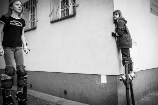 Młodzież na szczudłach