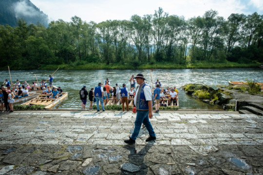 Flisacy podczas spływu Dunajcem