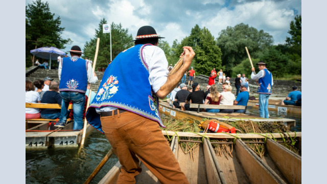 Flisacy podczas spływu Dunajcem