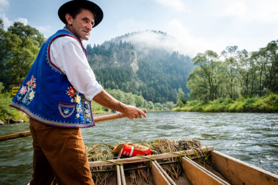 Spływ Dunajcem Flisacy podczas spływu Dunajcem