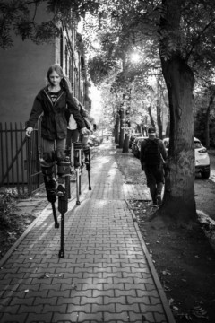 Młodzież na szczudłach