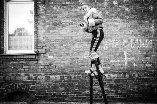 Młodzież na szczudłach