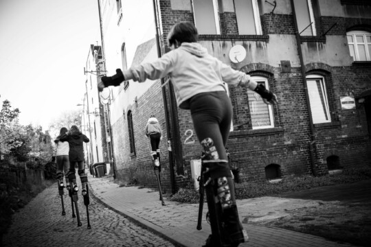 Młodzież na szczudłach