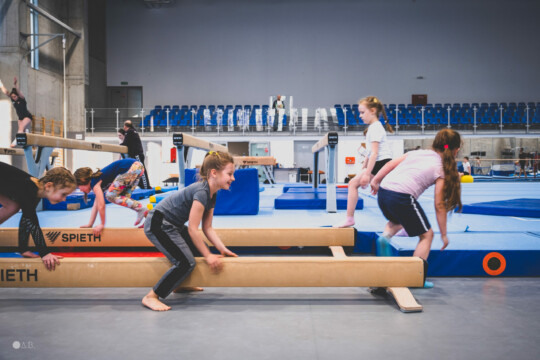 Zajęcia z akrobatyki w Zespole Szkół Sportowych im. Janusza Kusocińskiego w Zabrzu