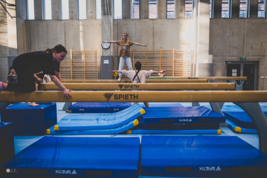 Zajęcia z akrobatyki w Zespole Szkół Sportowych im. Janusza Kusocińskiego w Zabrzu