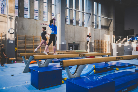 Zajęcia z akrobatyki w Zespole Szkół Sportowych im. Janusza Kusocińskiego w Zabrzu