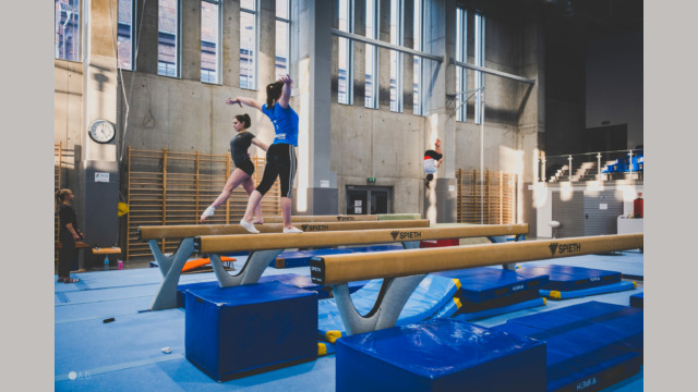 Zajęcia z akrobatyki w Zespole Szkół Sportowych im. Janusza Kusocińskiego w Zabrzu