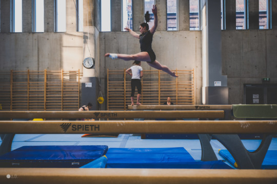 Zajęcia z akrobatyki w Zespole Szkół Sportowych im. Janusza Kusocińskiego w Zabrzu