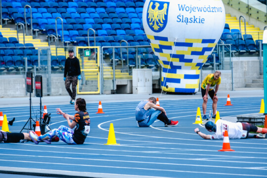 Biegacze leżą na bieżni po 6 godzin pełnej mocy