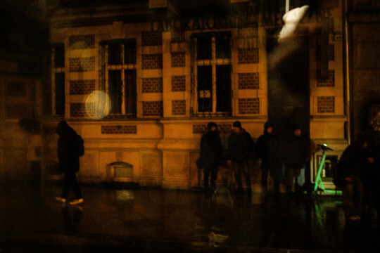 Osoby na przystanku tramwajowym