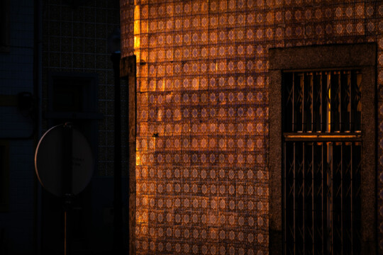 Oświetlona ściana azulejos w Porto