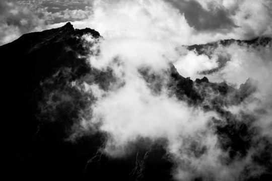 Czarno-białe zdjęcie gór Madery