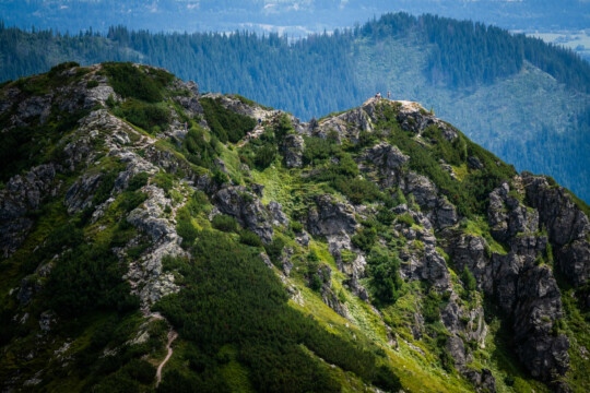 Górski szczyt z osobą