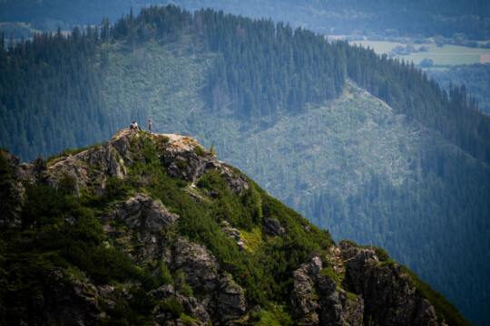 Górski szczyt z osobą