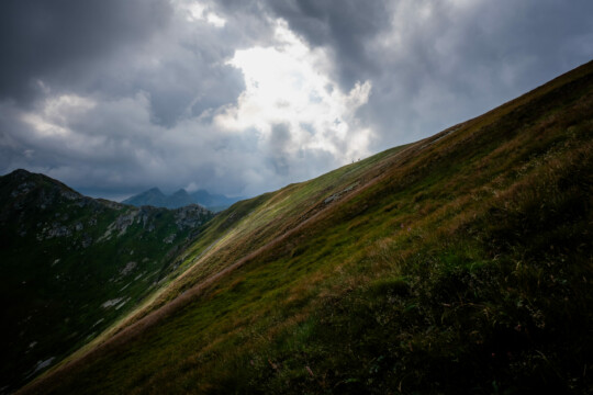 Górski stok z osobą
