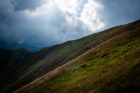 Górski stok z osobą