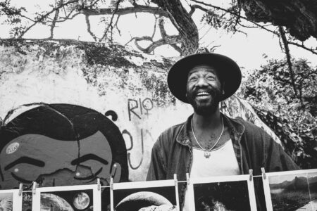 Copyright: Agnieszka Budzyńska Artysta w Lizbonie na tel swoich prac.