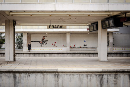 Pani ubrana na czarno na stacji Praga w Lizbonie