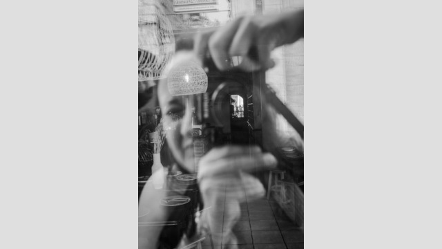 Copyright: Agnieszka Budzyńska Ja odbita w oknie restauracji w Lizbonie