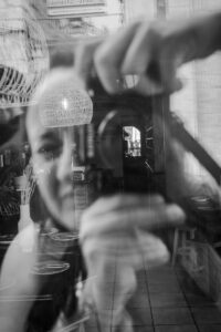 Copyright: Agnieszka Budzyńska Ja odbita w oknie restauracji w Lizbonie