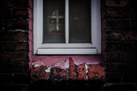 Copyright: Agnieszka Budzyńska Okno familoka z framuga pomalowaną na czerwono