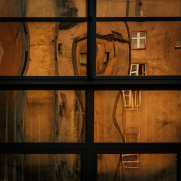 Copyright: Agnieszka Budzyńska Wykrzywione budynki - odbite w szybie familoki