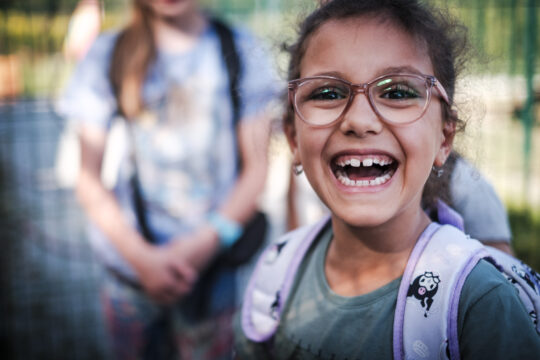 Copyright: Agnieszka Budzyńska Uśmiechnięte dziecko w okularach