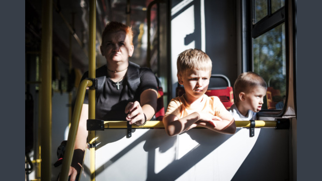 Copyright: Agnieszka Budzyńska 3 osoby jadące w tramwaju