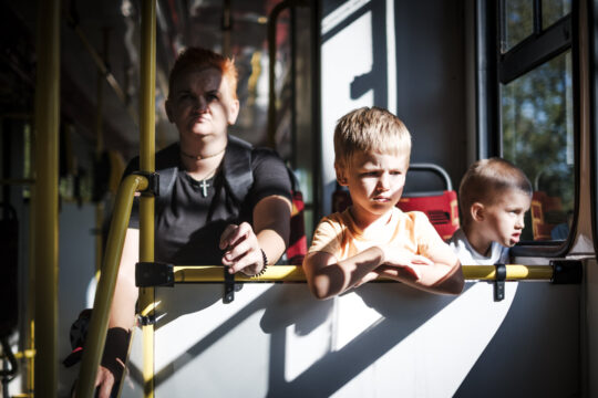 Copyright: Agnieszka Budzyńska 3 osoby jadące w tramwaju