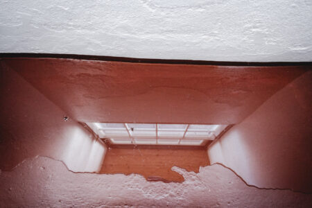 Copyright: Agnieszka Budzyńska rozlana woda pod oknem na podłodze