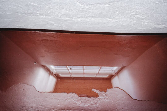 Copyright: Agnieszka Budzyńska rozlana woda pod oknem na podłodze