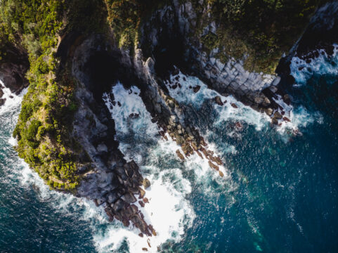 Copyright: Agnieszka Budzyńska Urwisty klif na Azorach nad oceanem