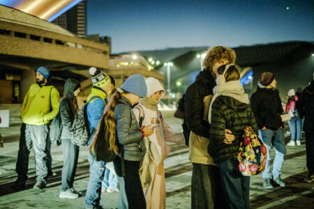 Copyright: Agnieszka Budzyńska Para na zbiórce wolontariuszy Silesia Marathon pod spodkiem