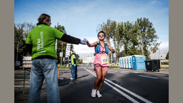 Copyright: Agnieszka Budzyńska Biegacz Silesia Marathon na punkcie odżywczym