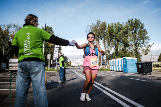 Copyright: Agnieszka Budzyńska Biegacz Silesia Marathon na punkcie odżywczym