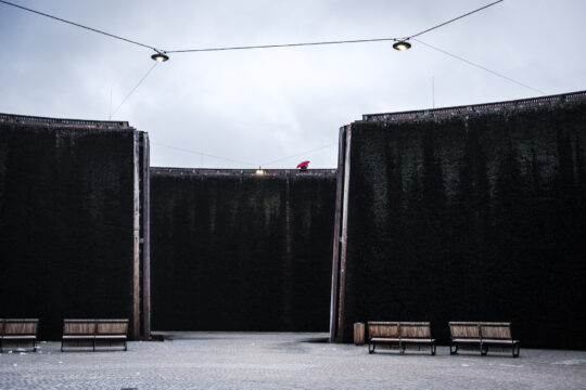 Copyright: Agnieszka Budzyńska Pusta tężnia w Busku Zdrój z 1 osobą z czerwona parasolką