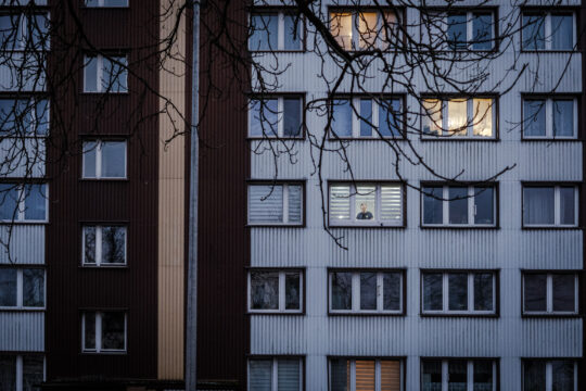 Copyright: Agnieszka Budzyńska Osoba w oknie bloku