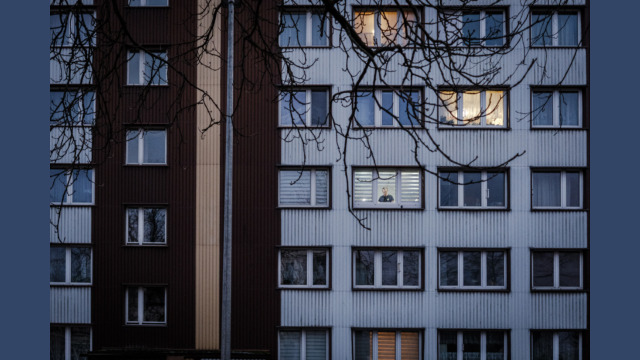 Copyright: Agnieszka Budzyńska Osoba w oknie bloku