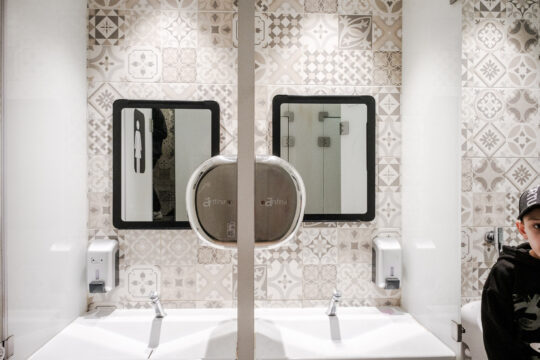 Copyright: Agnieszka Budzyńska Pół osoby w toalecie