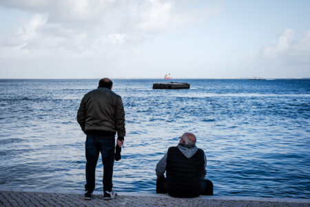 Copyright: Agnieszka Budzyńska Dwóch panów patrzących się na deltę Tagu i pływające po niej statki