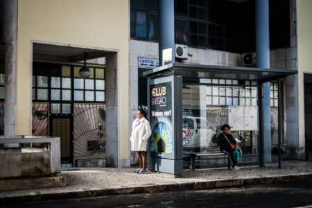 Copyright: Agnieszka Budzyńska Dwie Panie stojące na przystanku w Lizbonie