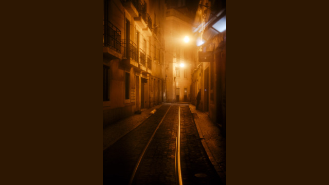Copyright: Agnieszka Budzyńska Nocne zdjęcie synów tramwajowych w Lizbonie