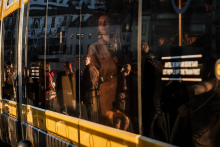 Ściana tramwaju z ludźmi w Porto