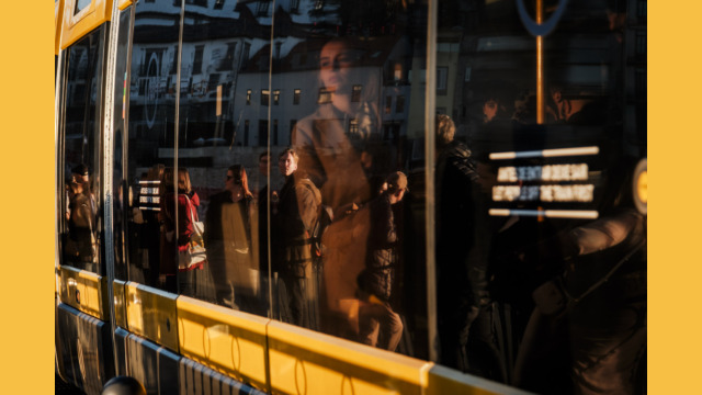 Copyright: Agnieszka Budzyńska Ściana tramwaju z ludźmi w Porto