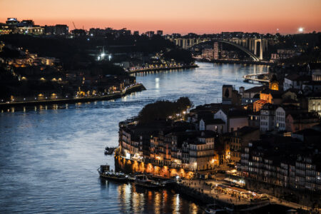 Widok na mosty i rzekę Douro w Porto