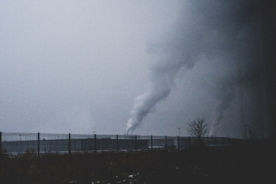 Copyright: Agnieszka Budzyńska Fabryka i wydobywający się dym z jej kominów