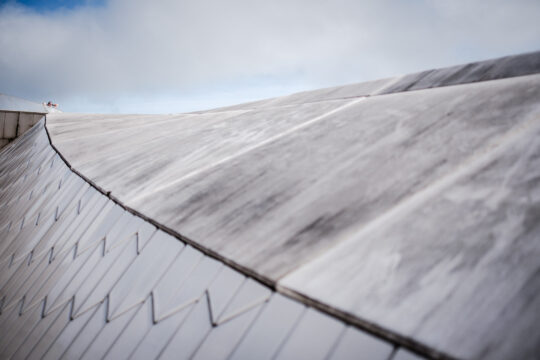 Copyright: Agnieszka Budzyńska Osoba stojąca na dachu muzeum sztuki współczesnej w Lizbonie