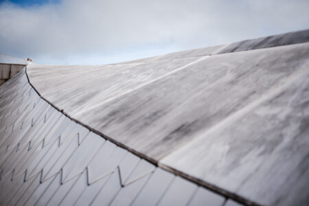 Copyright: Agnieszka Budzyńska Osoba stojąca na dachu muzeum sztuki współczesnej w Lizbonie